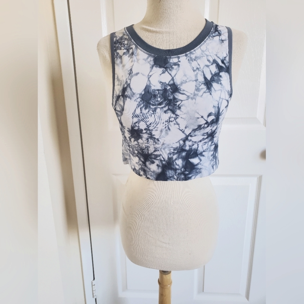 Colsie Gray Tie-Dye Sleeveless Crop Top